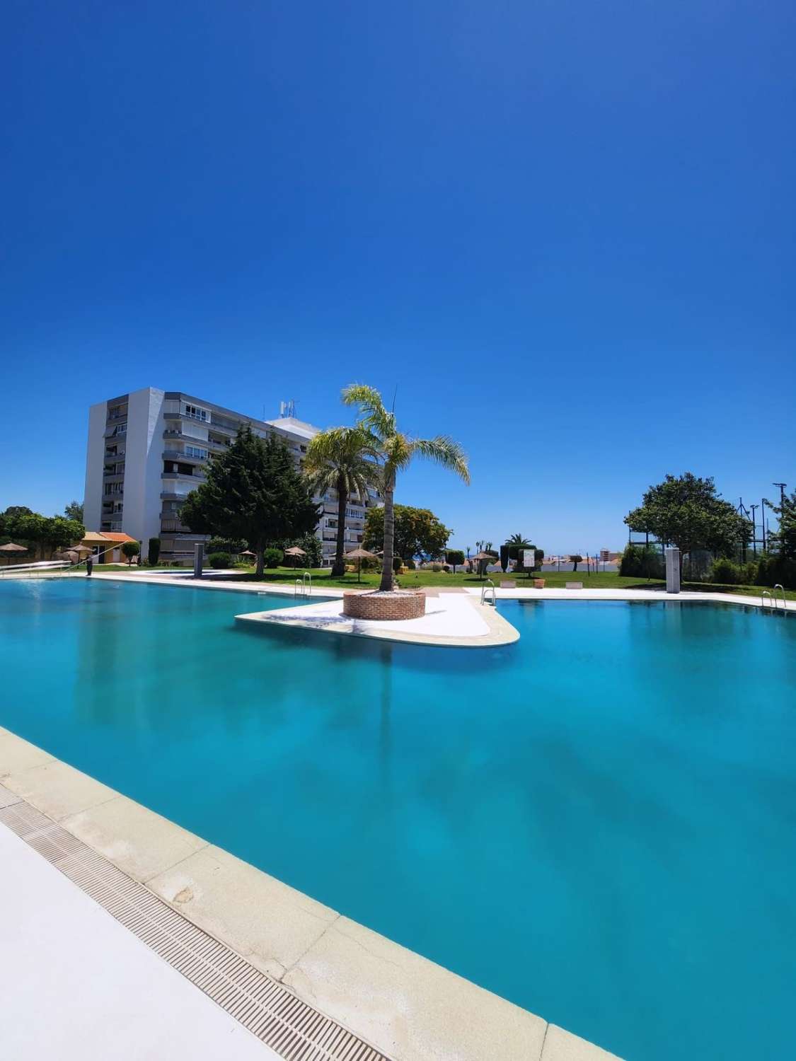 Media temporada . Se alquila desde  1.9.26 - 30/06/27 bonito estudio con vistas al mar y al montaña en La Colina (Torremolinos)