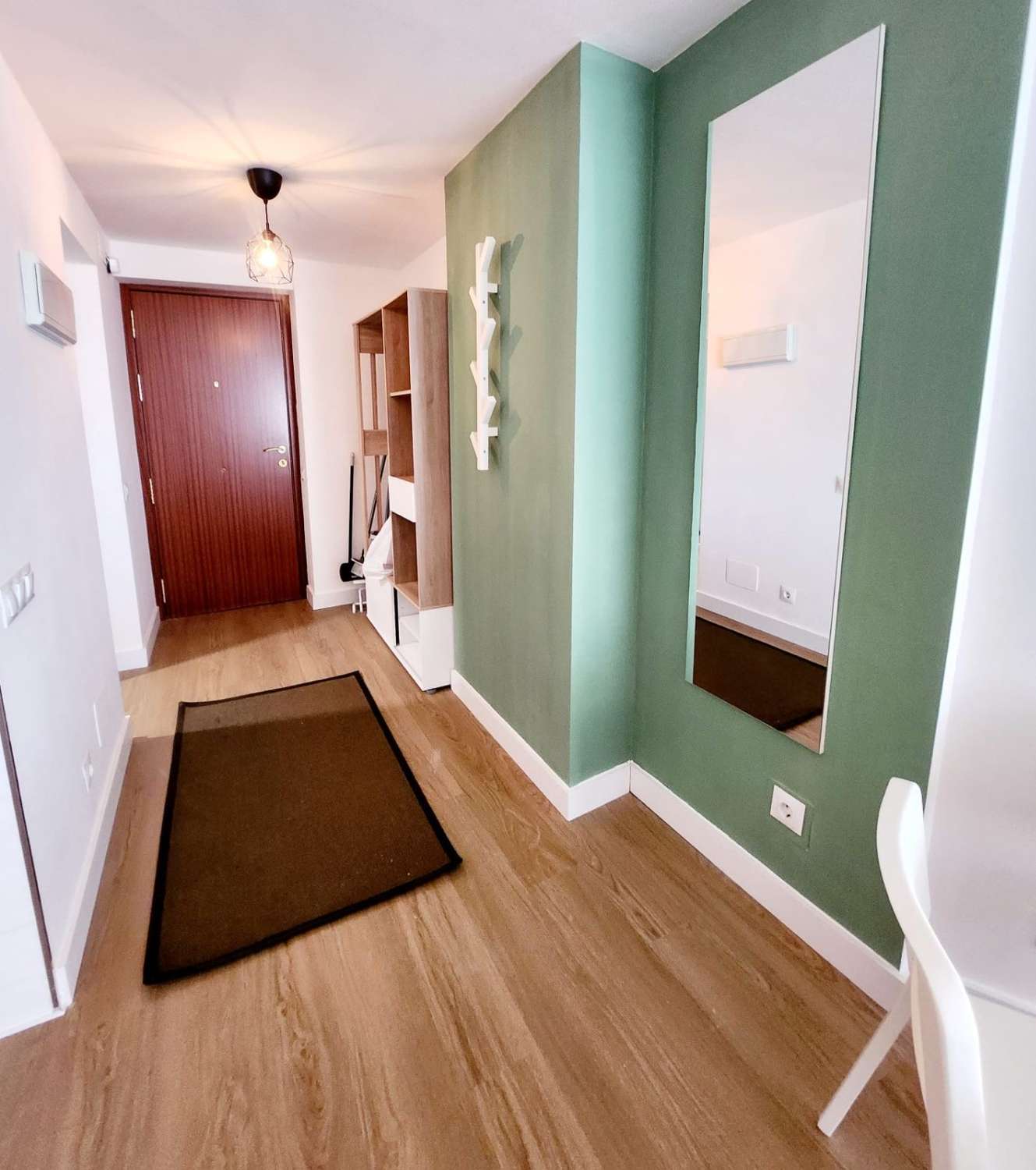 Media temporada . Se alquila desde  1.9.26 - 30/06/27 bonito estudio con vistas al mar y al montaña en La Colina (Torremolinos)