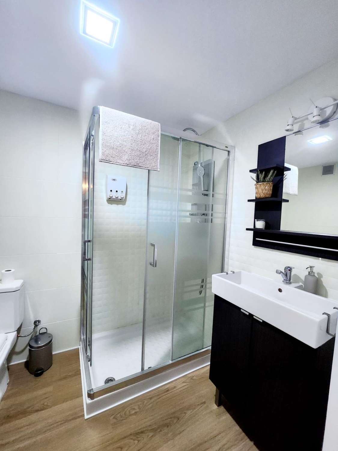 Media temporada . Se alquila desde  1.9.26 - 30/06/27 bonito estudio con vistas al mar y al montaña en La Colina (Torremolinos)