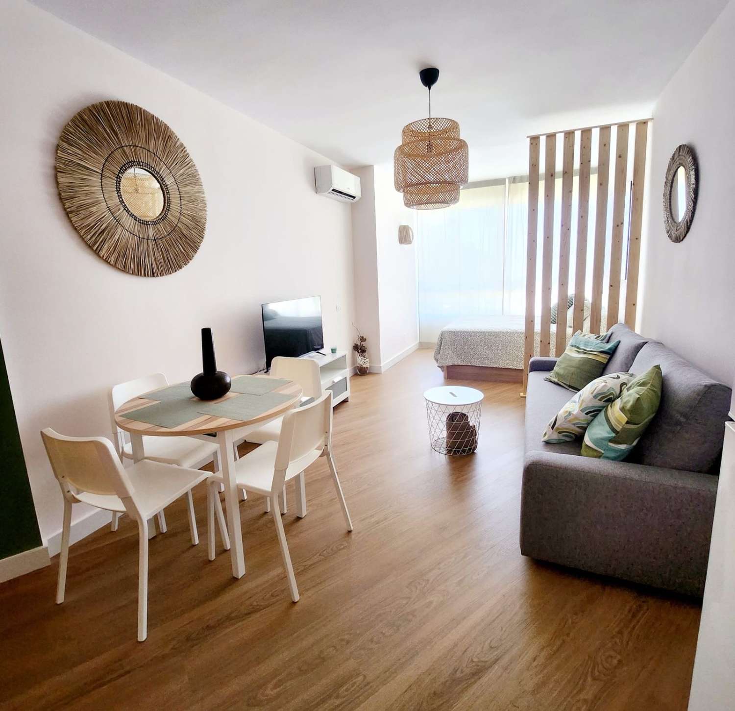 Media temporada . Se alquila desde  1.9.26 - 30/06/27 bonito estudio con vistas al mar y al montaña en La Colina (Torremolinos)