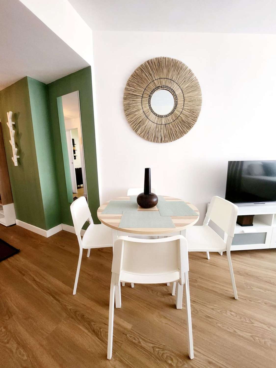 Media temporada . Se alquila desde  1.9.26 - 30/06/27 bonito estudio con vistas al mar y al montaña en La Colina (Torremolinos)