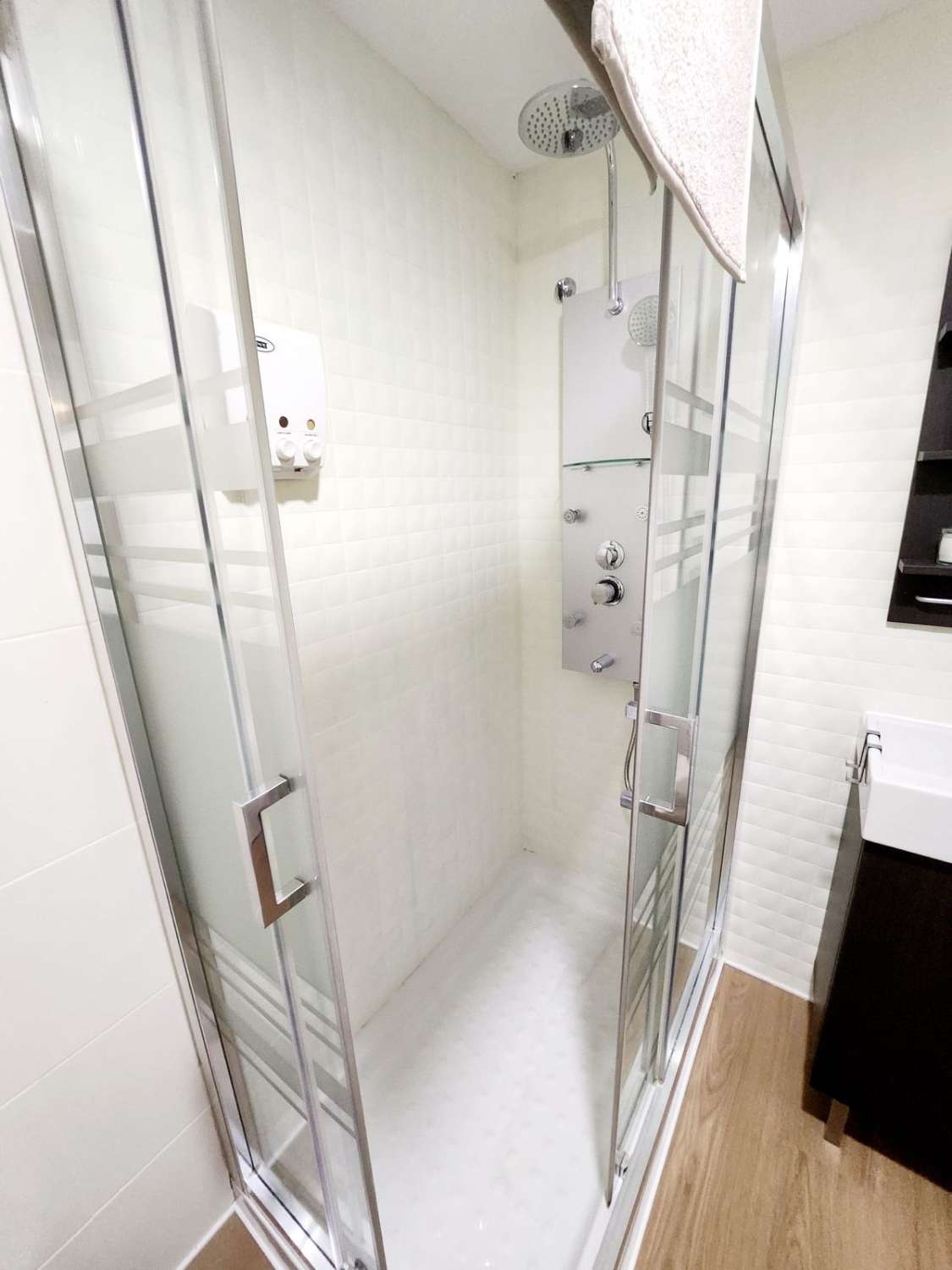 Media temporada . Se alquila desde  1.9.26 - 30/06/27 bonito estudio con vistas al mar y al montaña en La Colina (Torremolinos)