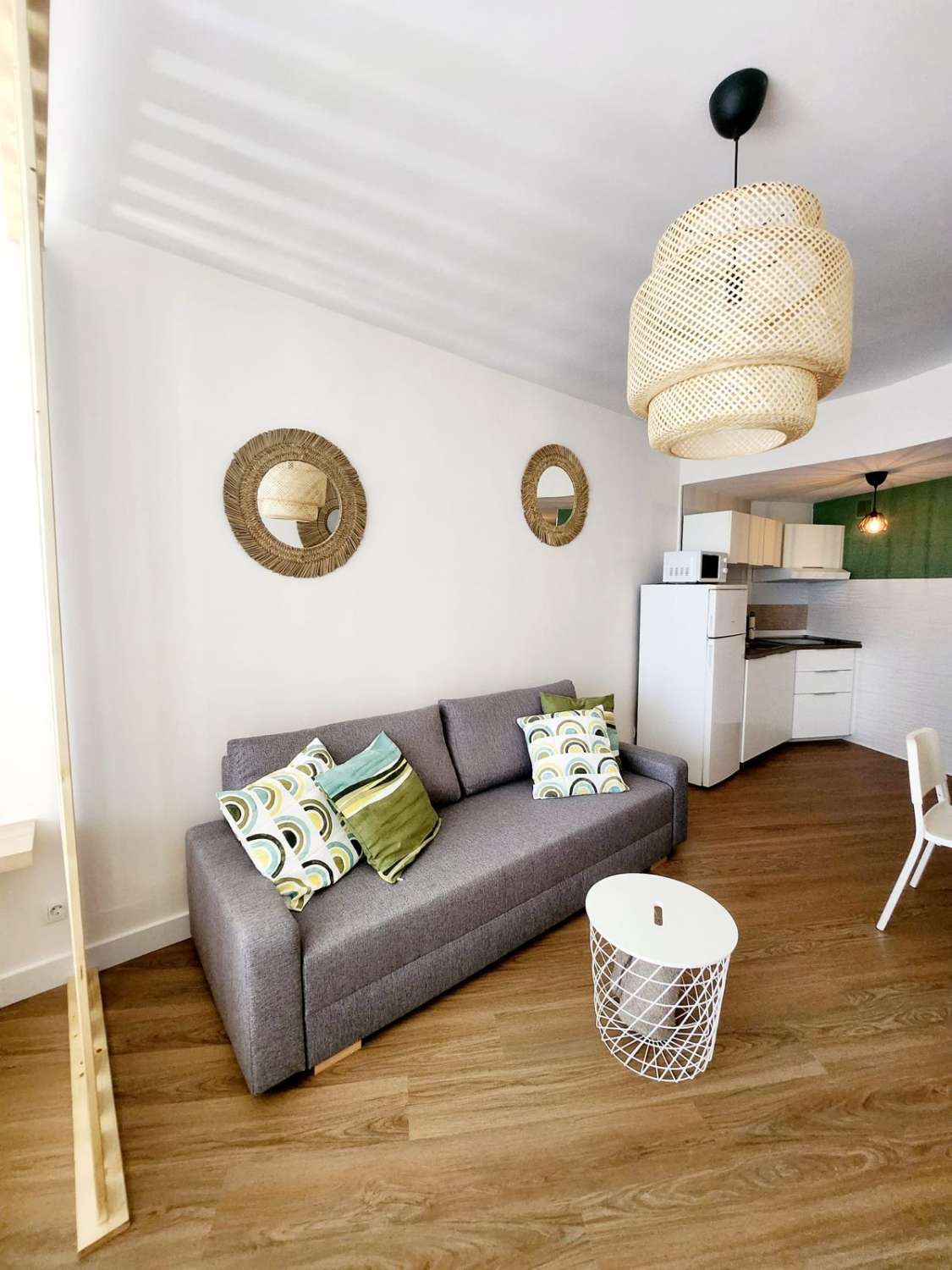 Media temporada . Se alquila desde  1.9.26 - 30/06/27 bonito estudio con vistas al mar y al montaña en La Colina (Torremolinos)