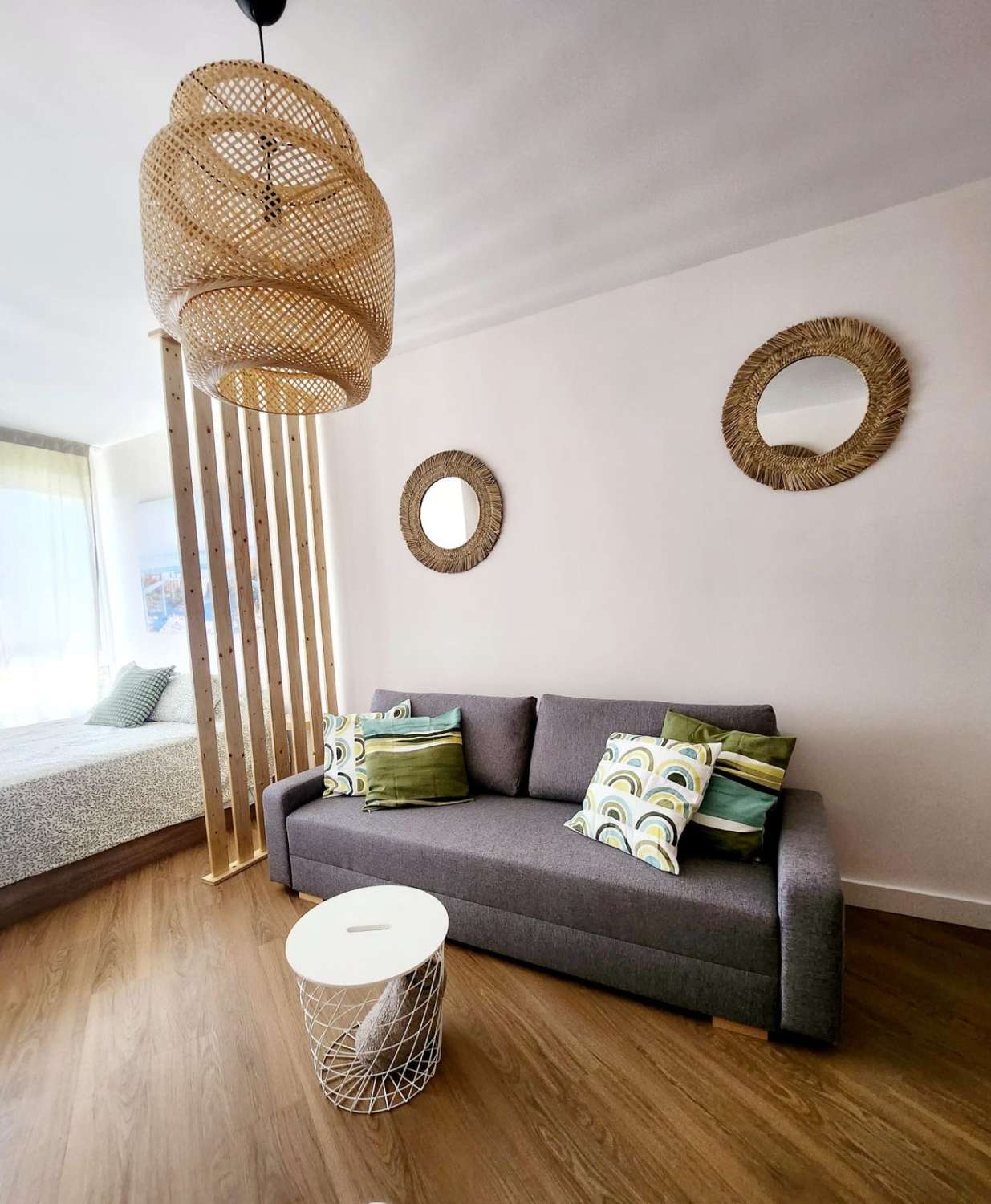 Media temporada . Se alquila desde  1.9.26 - 30/06/27 bonito estudio con vistas al mar y al montaña en La Colina (Torremolinos)