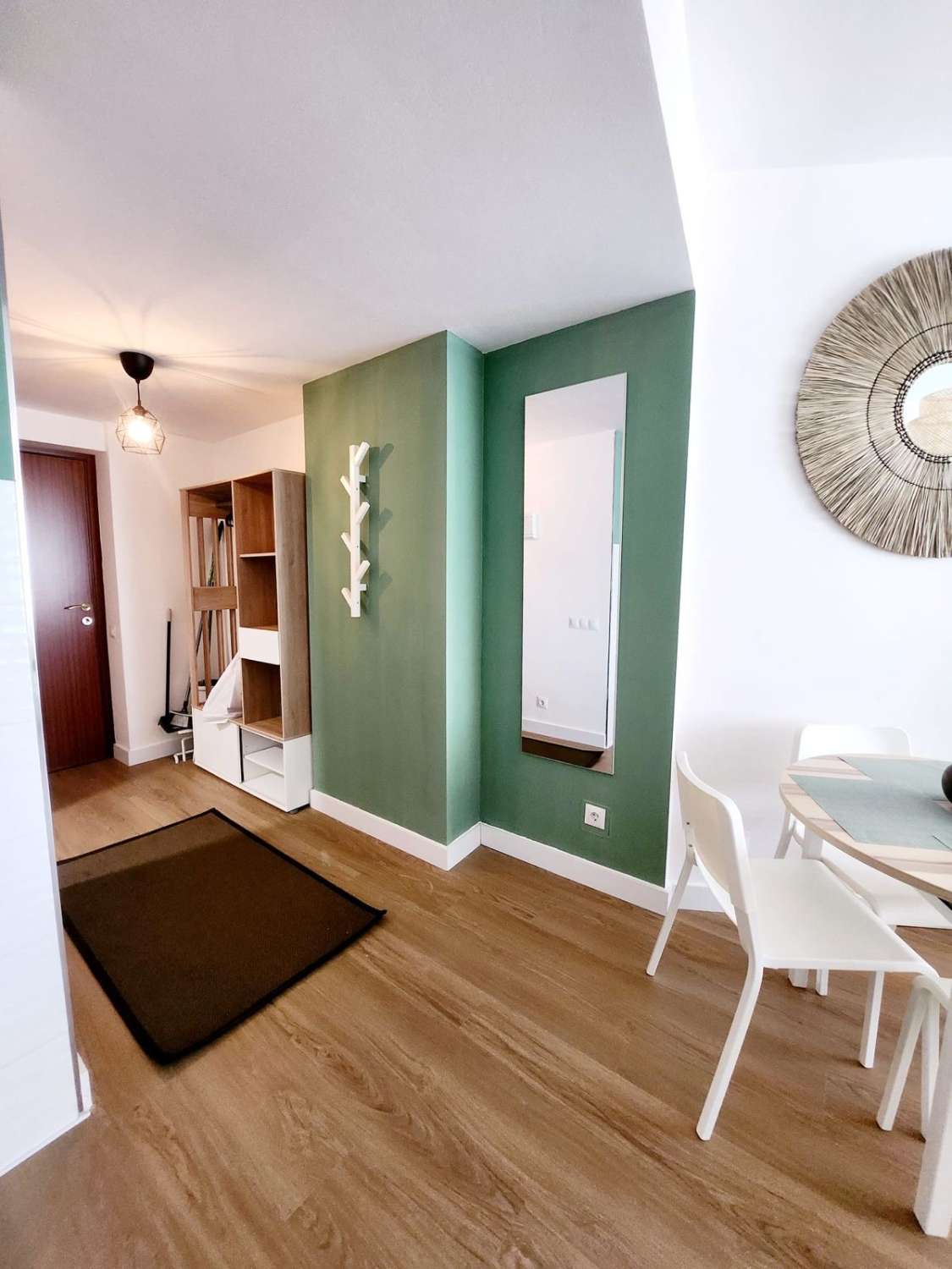 Media temporada . Se alquila desde  1.9.26 - 30/06/27 bonito estudio con vistas al mar y al montaña en La Colina (Torremolinos)