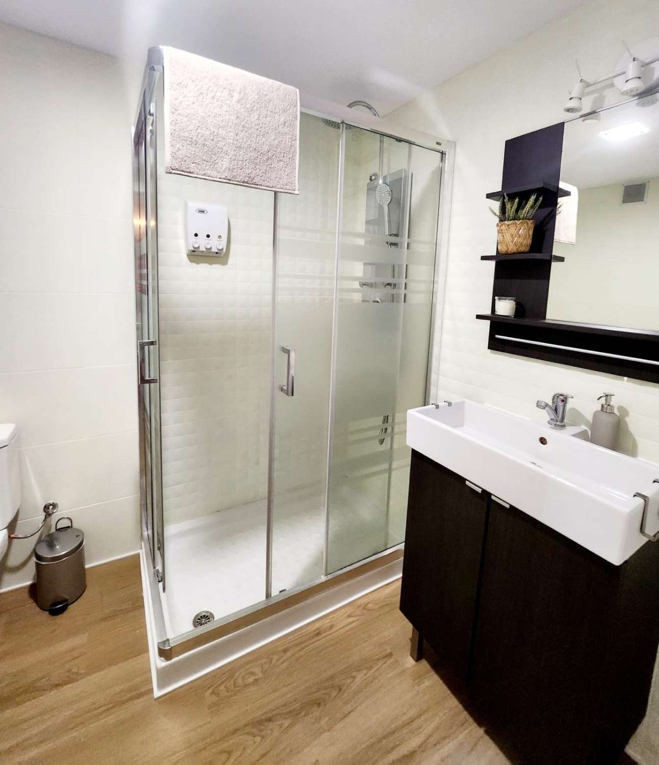 Media temporada . Se alquila desde  1.9.26 - 30/06/27 bonito estudio con vistas al mar y al montaña en La Colina (Torremolinos)