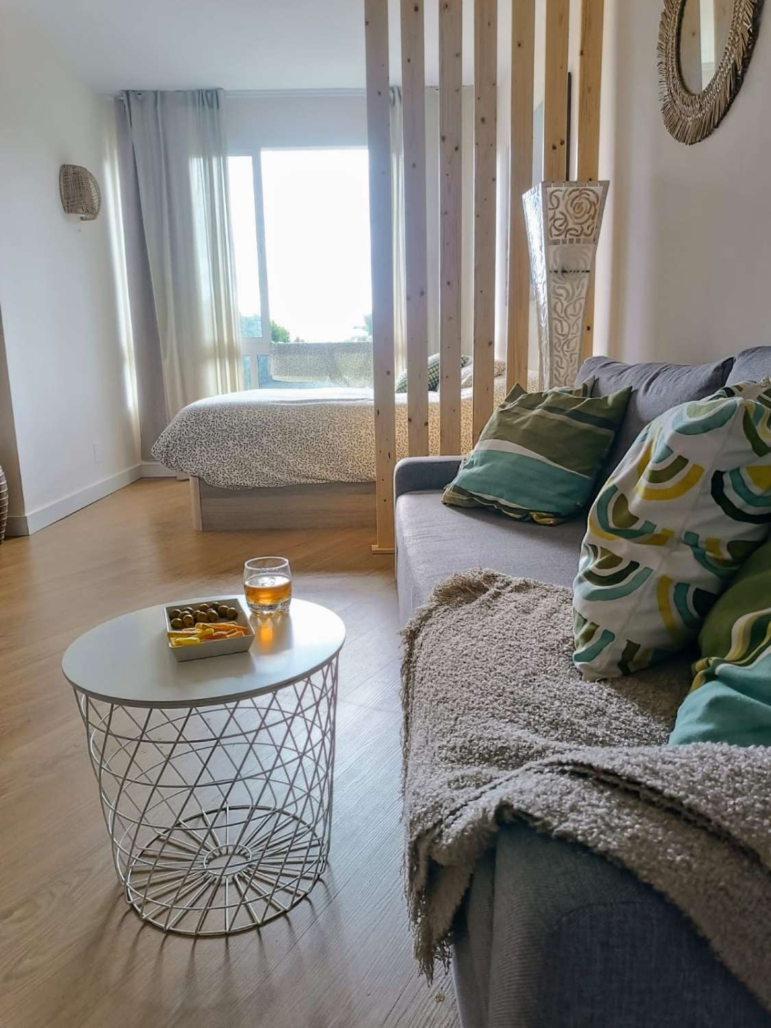 Media temporada . Se alquila desde  1.9.26 - 30/06/27 bonito estudio con vistas al mar y al montaña en La Colina (Torremolinos)