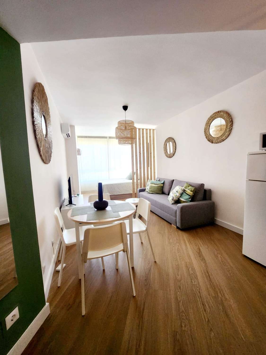 Media temporada . Se alquila desde  1.9.26 - 30/06/27 bonito estudio con vistas al mar y al montaña en La Colina (Torremolinos)