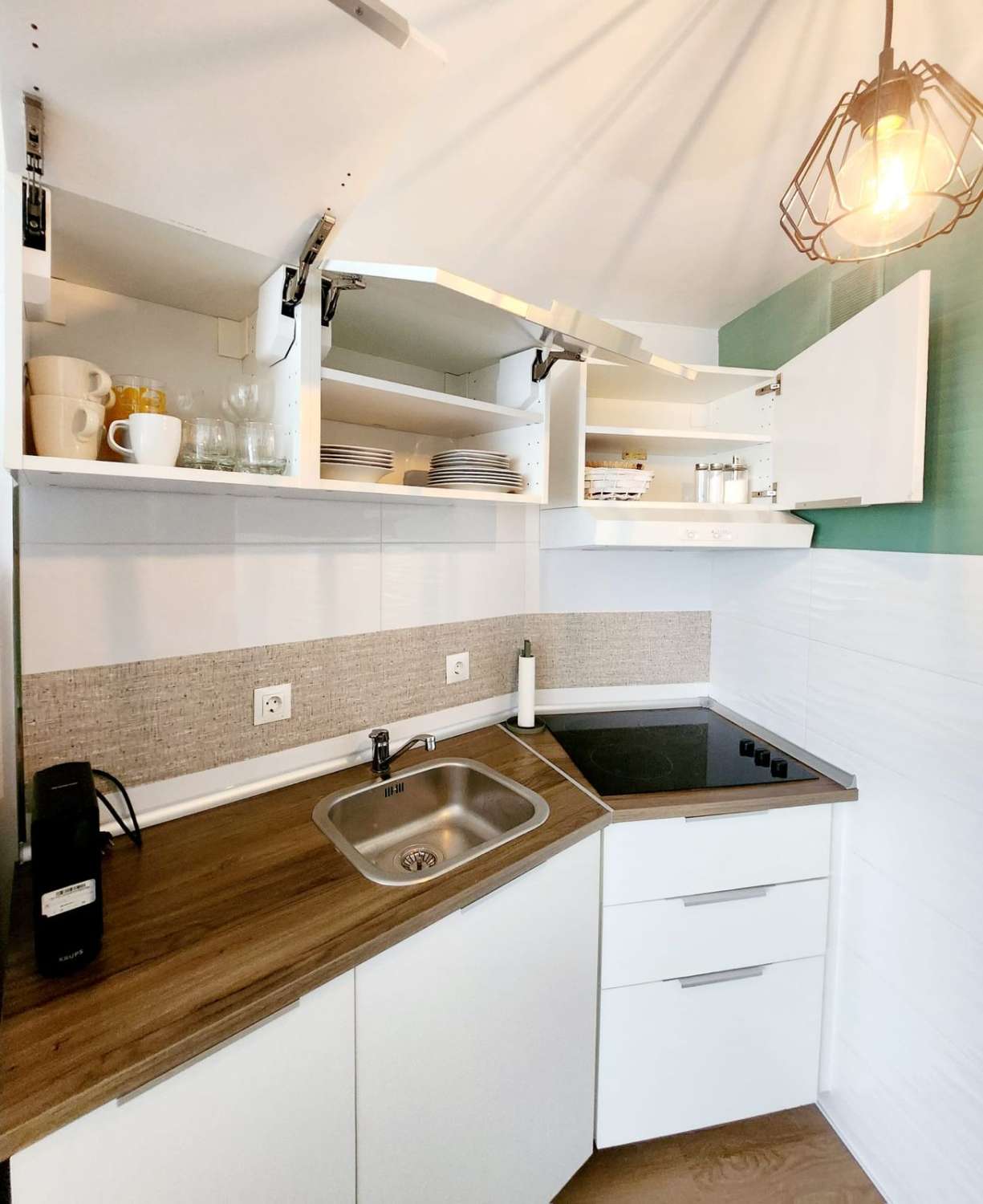 Media temporada . Se alquila desde  1.9.26 - 30/06/27 bonito estudio con vistas al mar y al montaña en La Colina (Torremolinos)