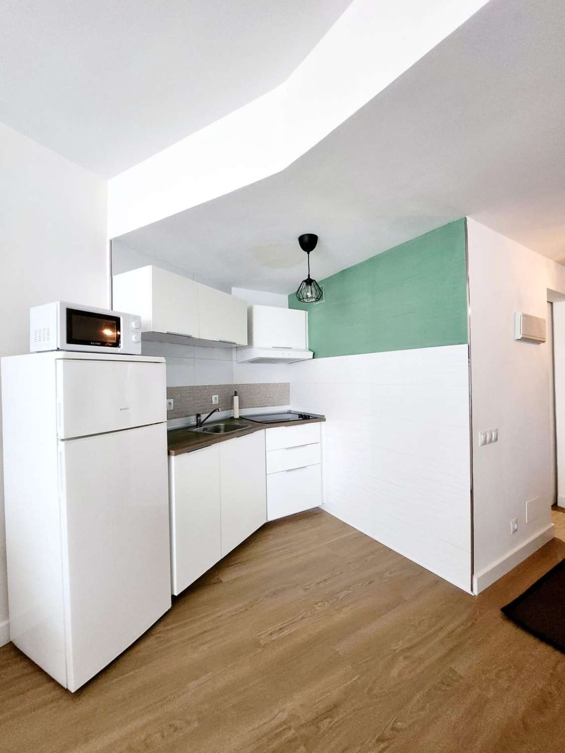 Media temporada . Se alquila desde  1.9.26 - 30/06/27 bonito estudio con vistas al mar y al montaña en La Colina (Torremolinos)