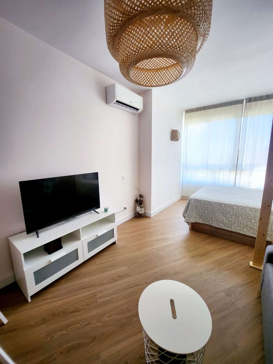 Media temporada . Se alquila desde  1.9.26 - 30/06/27 bonito estudio con vistas al mar y al montaña en La Colina (Torremolinos)