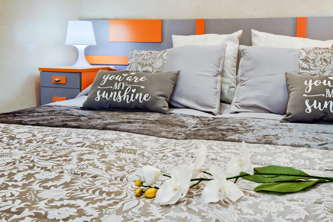 MEDIA TEMPORADA . SE  ALQUILA DE 1.9.26-31.5.27 BONITO APARTAMENTO  A 30 METROS DE LA PLAYA EN BENALMADENA