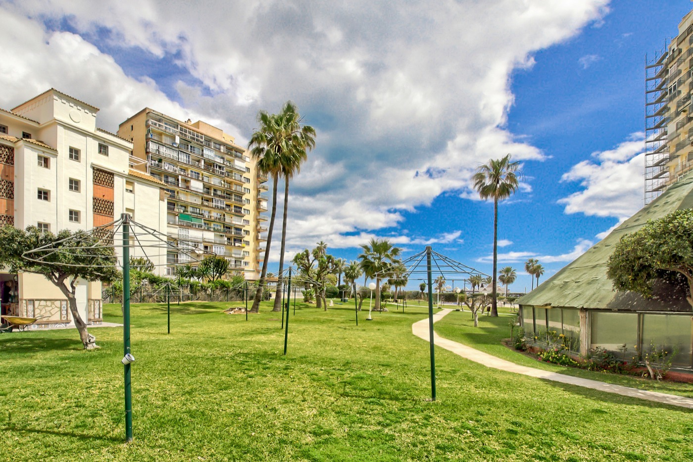 MEDIA TEMPORADA . SE  ALQUILA DE 1.9.26-31.5.27 BONITO APARTAMENTO  A 30 METROS DE LA PLAYA EN BENALMADENA