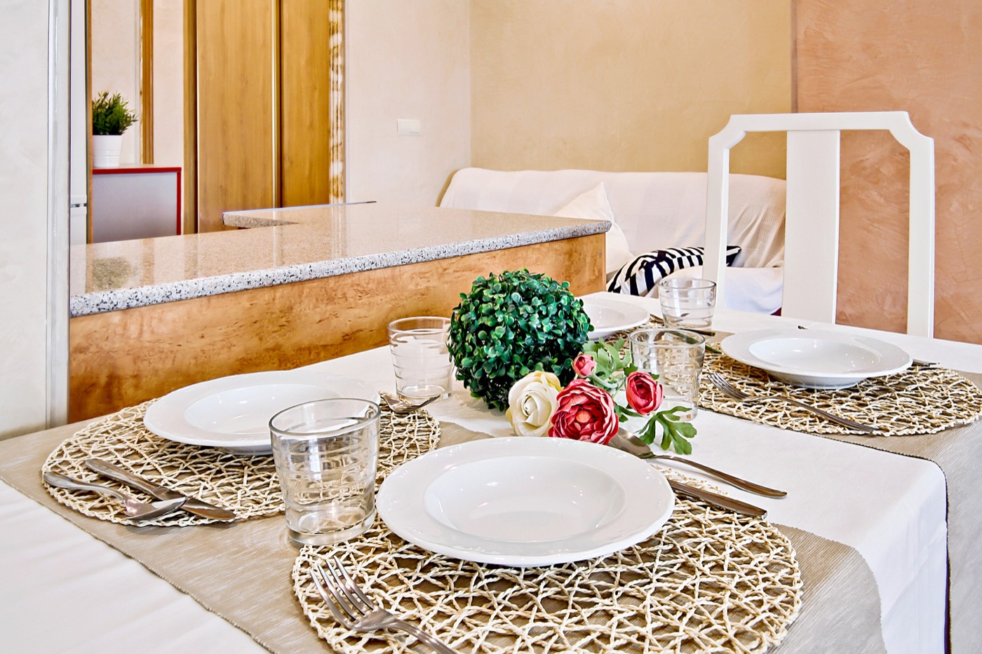 MEDIA TEMPORADA . SE  ALQUILA DE 1.9.26-31.5.27 BONITO APARTAMENTO  A 30 METROS DE LA PLAYA EN BENALMADENA