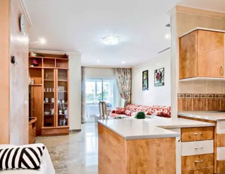 MEDIA TEMPORADA . SE  ALQUILA DE 1.9.26-31.5.27 BONITO APARTAMENTO  A 30 METROS DE LA PLAYA EN BENALMADENA