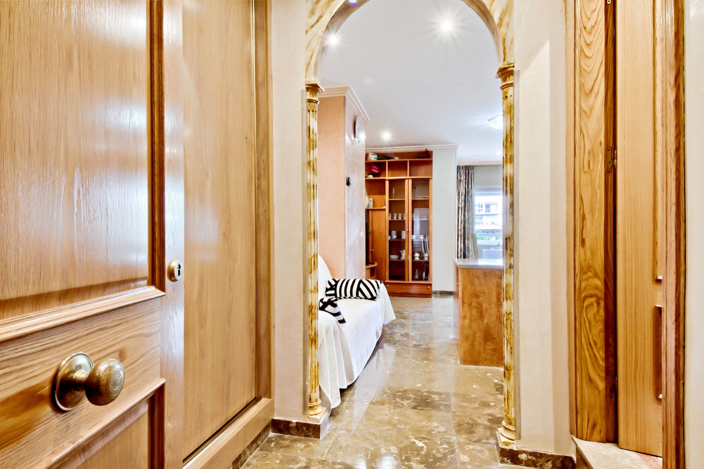 MEDIA TEMPORADA . SE  ALQUILA DE 1.9.26-31.5.27 BONITO APARTAMENTO  A 30 METROS DE LA PLAYA EN BENALMADENA