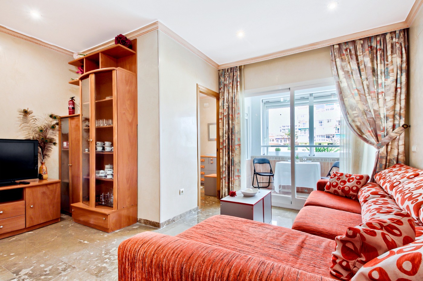 MEDIA TEMPORADA . SE  ALQUILA DE 1.9.26-31.5.27 BONITO APARTAMENTO  A 30 METROS DE LA PLAYA EN BENALMADENA