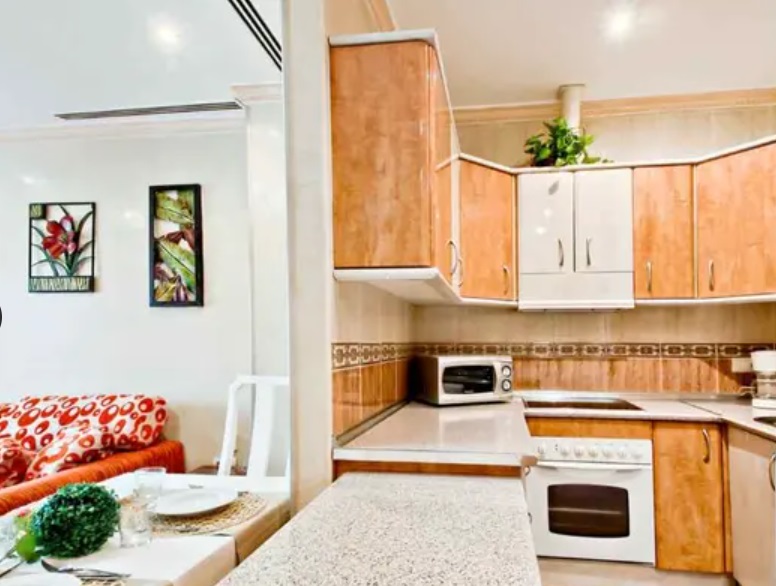 MEDIA TEMPORADA . SE  ALQUILA DE 1.9.26-31.5.27 BONITO APARTAMENTO  A 30 METROS DE LA PLAYA EN BENALMADENA