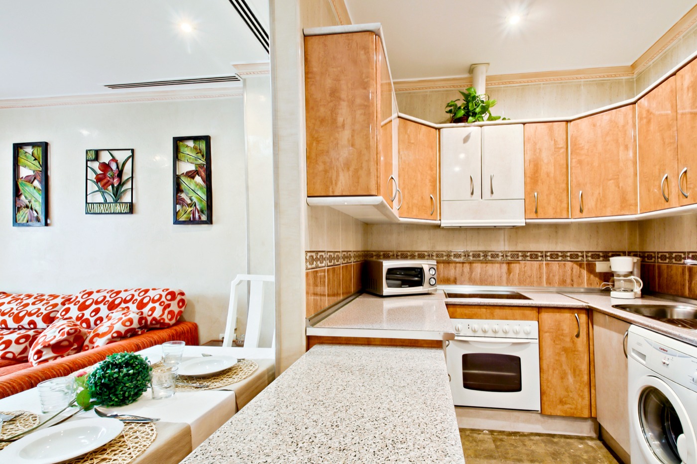 MEDIA TEMPORADA . SE  ALQUILA DE 1.9.26-31.5.27 BONITO APARTAMENTO  A 30 METROS DE LA PLAYA EN BENALMADENA