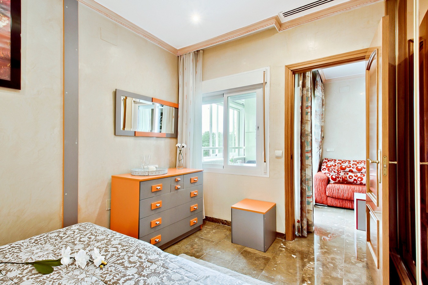 MEDIA TEMPORADA . SE  ALQUILA DE 1.9.26-31.5.27 BONITO APARTAMENTO  A 30 METROS DE LA PLAYA EN BENALMADENA