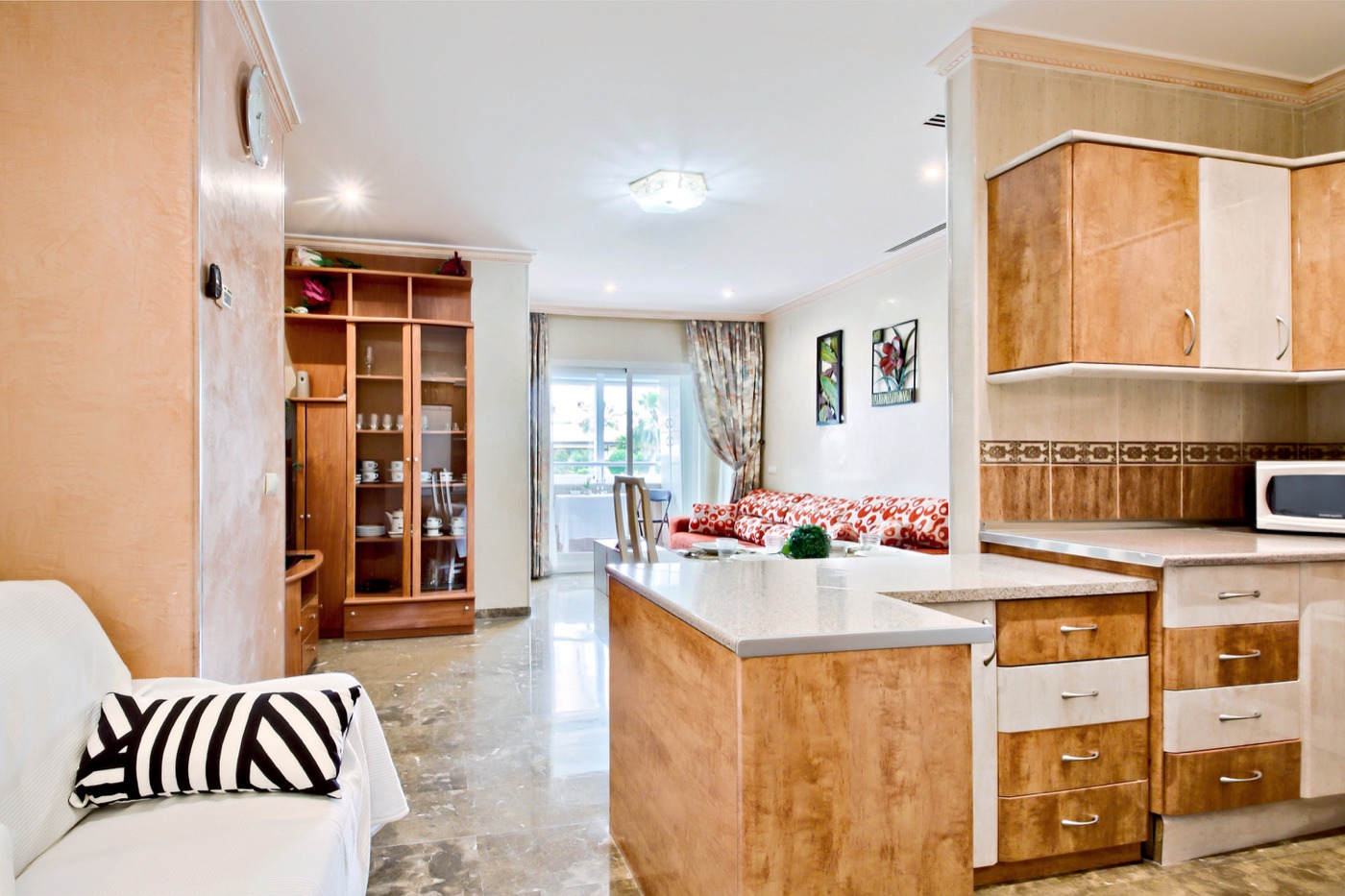 MEDIA TEMPORADA . SE  ALQUILA DE 1.9.26-31.5.27 BONITO APARTAMENTO  A 30 METROS DE LA PLAYA EN BENALMADENA