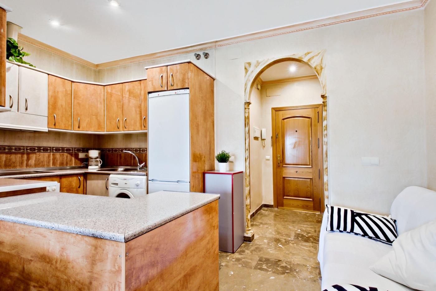 MEDIA TEMPORADA . SE  ALQUILA DE 1.9.26-31.5.27 BONITO APARTAMENTO  A 30 METROS DE LA PLAYA EN BENALMADENA