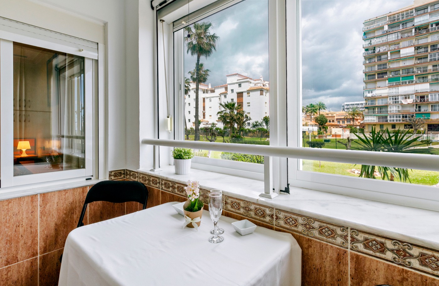 MEDIA TEMPORADA . SE  ALQUILA DE 1.9.26-31.5.27 BONITO APARTAMENTO  A 30 METROS DE LA PLAYA EN BENALMADENA