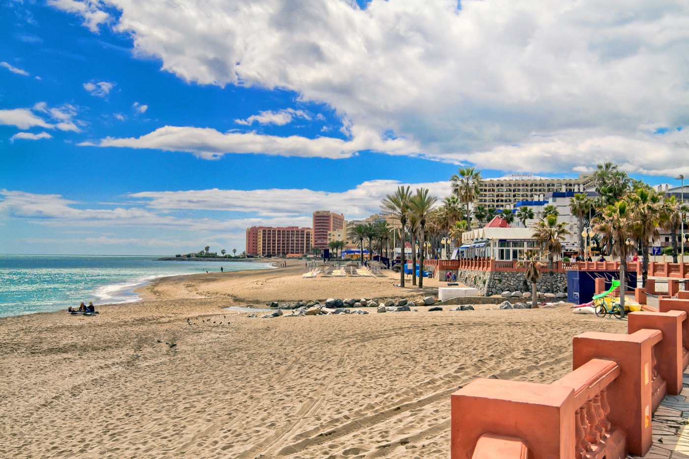 MEDIA TEMPORADA . SE  ALQUILA DE 1.9.26-31.5.27 BONITO APARTAMENTO  A 30 METROS DE LA PLAYA EN BENALMADENA