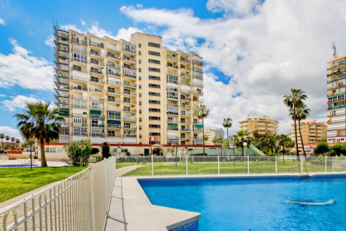 MEDIA TEMPORADA . SE  ALQUILA DE 1.9.26-31.5.27 BONITO APARTAMENTO  A 30 METROS DE LA PLAYA EN BENALMADENA