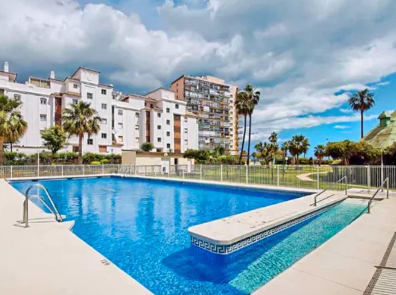 MEDIA TEMPORADA . SE  ALQUILA DE 1.9.26-31.5.27 BONITO APARTAMENTO  A 30 METROS DE LA PLAYA EN BENALMADENA