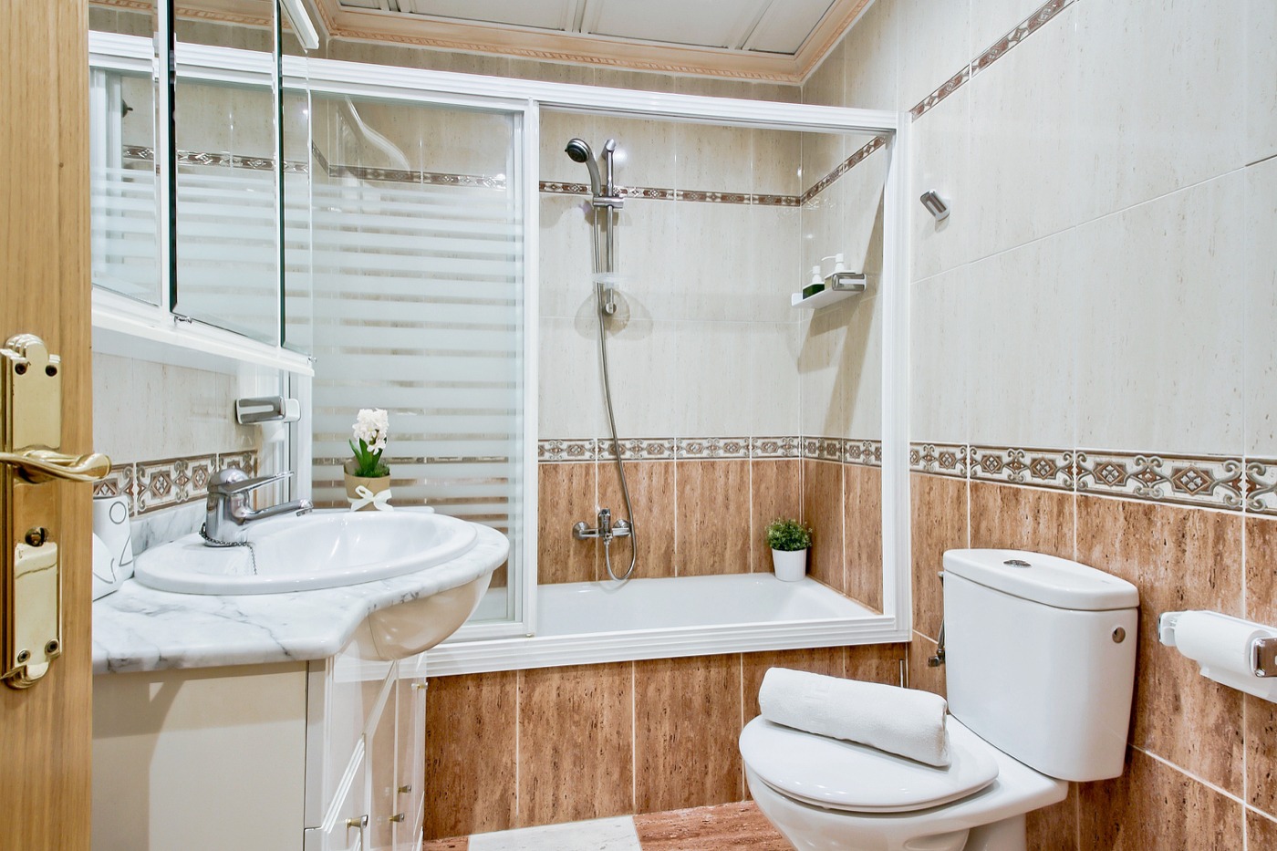 MEDIA TEMPORADA . SE  ALQUILA DE 1.9.26-31.5.27 BONITO APARTAMENTO  A 30 METROS DE LA PLAYA EN BENALMADENA