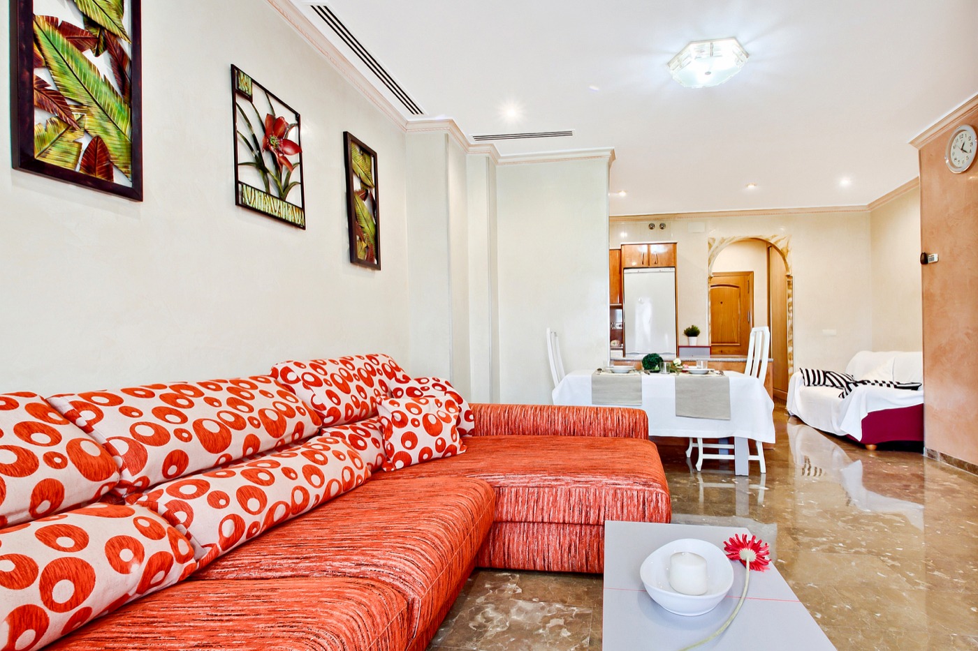 MEDIA TEMPORADA . SE  ALQUILA DE 1.9.26-31.5.27 BONITO APARTAMENTO  A 30 METROS DE LA PLAYA EN BENALMADENA