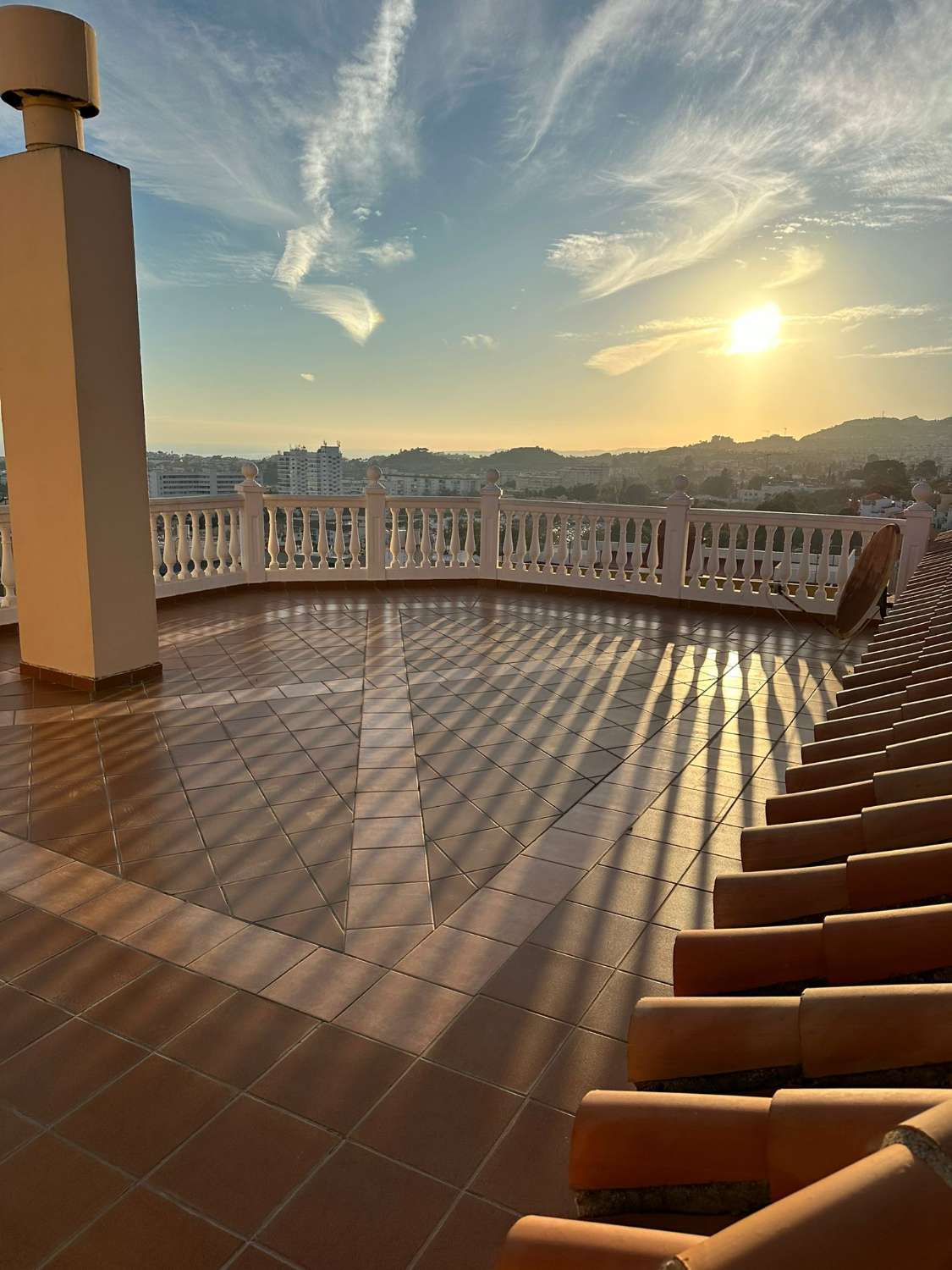 MEDIA TEMPORADA. SE ALQUILA DESDE 20.4.26 MAXIMO 11 MESES BONITO ATICO DUPLEX CON VISTAS AL MAR  EN ARROYO DE LA MIEL