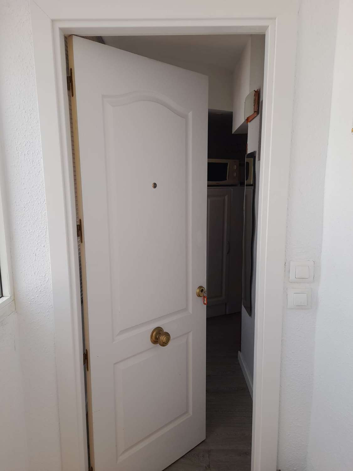 MEDIA TEMPORADA . SE ALQUILA DESDE 20.4.26 POR 10 MESES BONITO ESTUDIO EN BENALMADENA