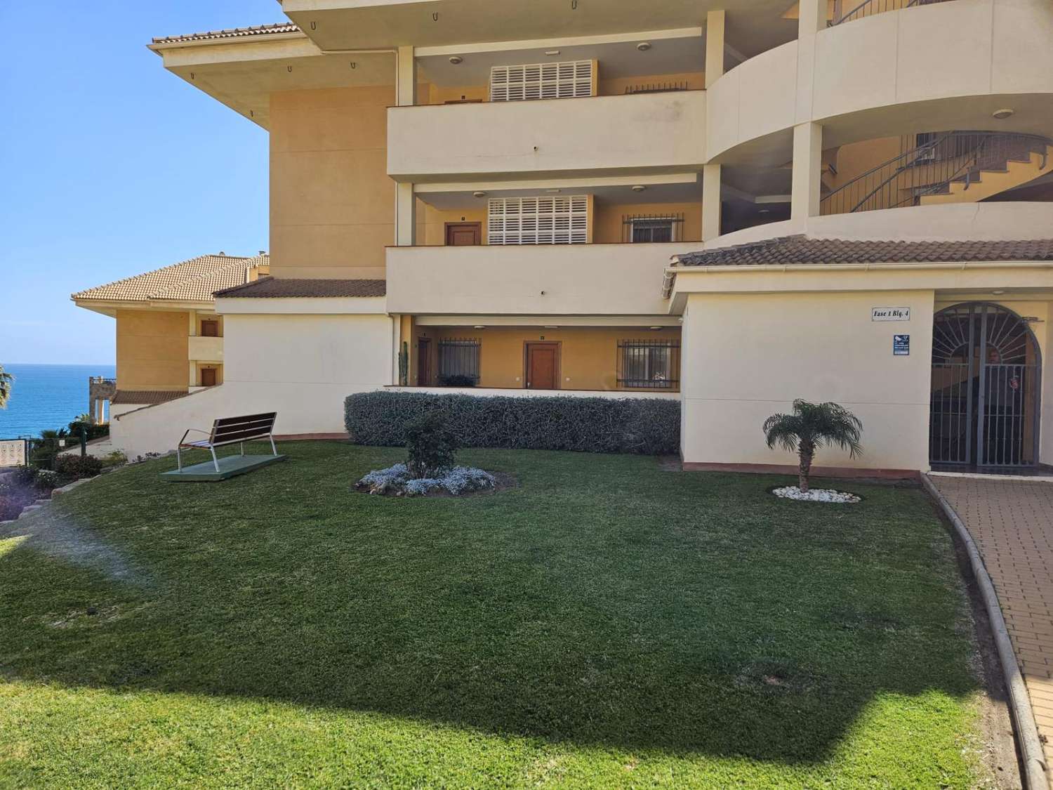 SE ALQUILA DESDE AHORA POR 10 MESES O MENOS MESES MAGNIFICO  APARTAMENTO CON VISTA AL MAR EN FUENGIROLA