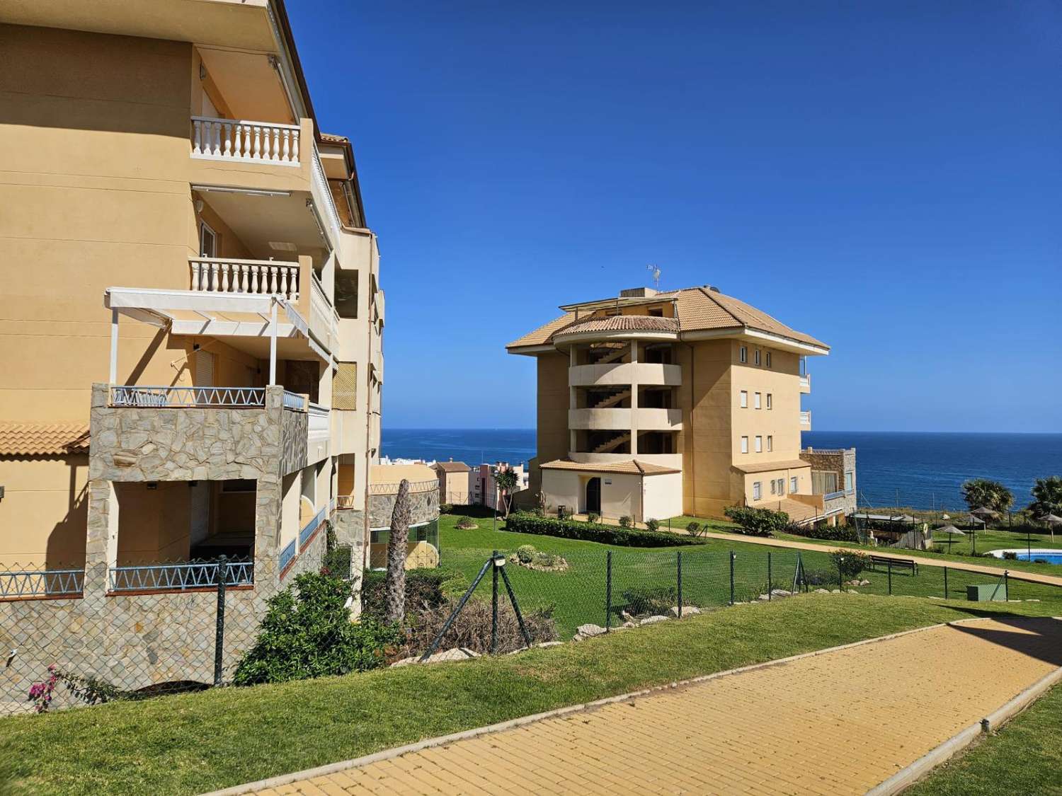 SE ALQUILA DESDE AHORA POR 10 MESES O MENOS MESES MAGNIFICO  APARTAMENTO CON VISTA AL MAR EN FUENGIROLA