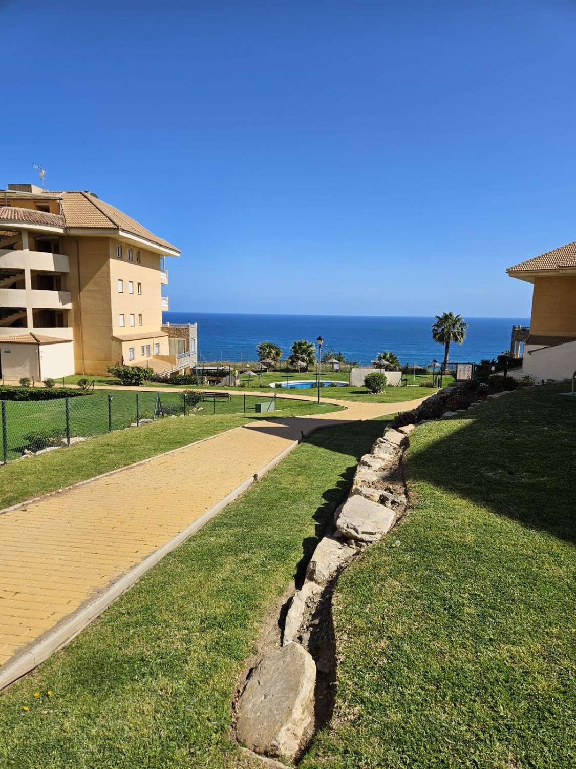 SE ALQUILA DESDE AHORA POR 10 MESES O MENOS MESES MAGNIFICO  APARTAMENTO CON VISTA AL MAR EN FUENGIROLA