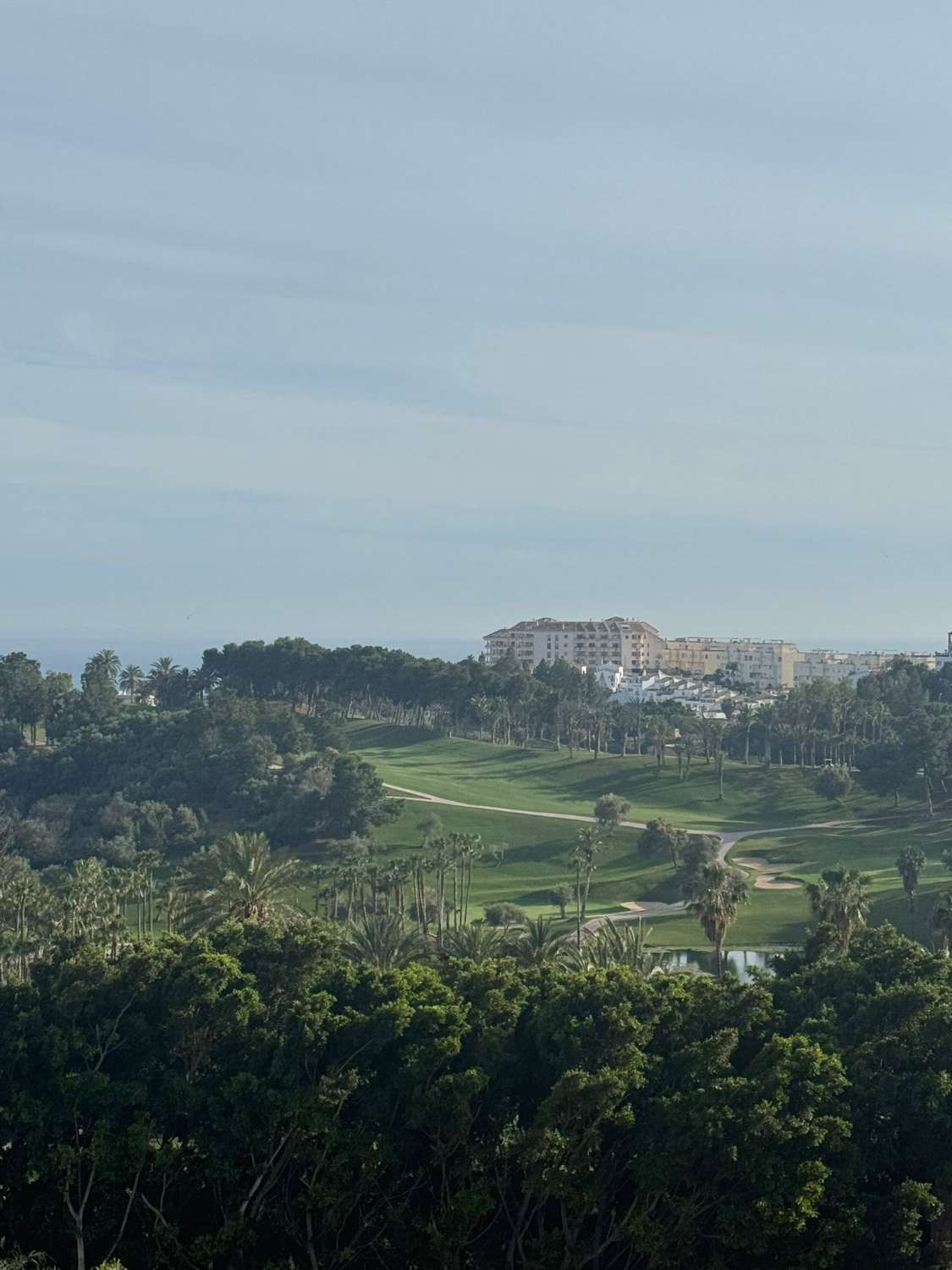 UPEA KAKSIKERROKSINEN KATTOHUONEISTO MERINÄKÖALOILTA VUOKRATTAVANA TORREQUEBRADASSA (BENALMADENA) HUONEKALUJEN KANSSA TAI ILMAN.