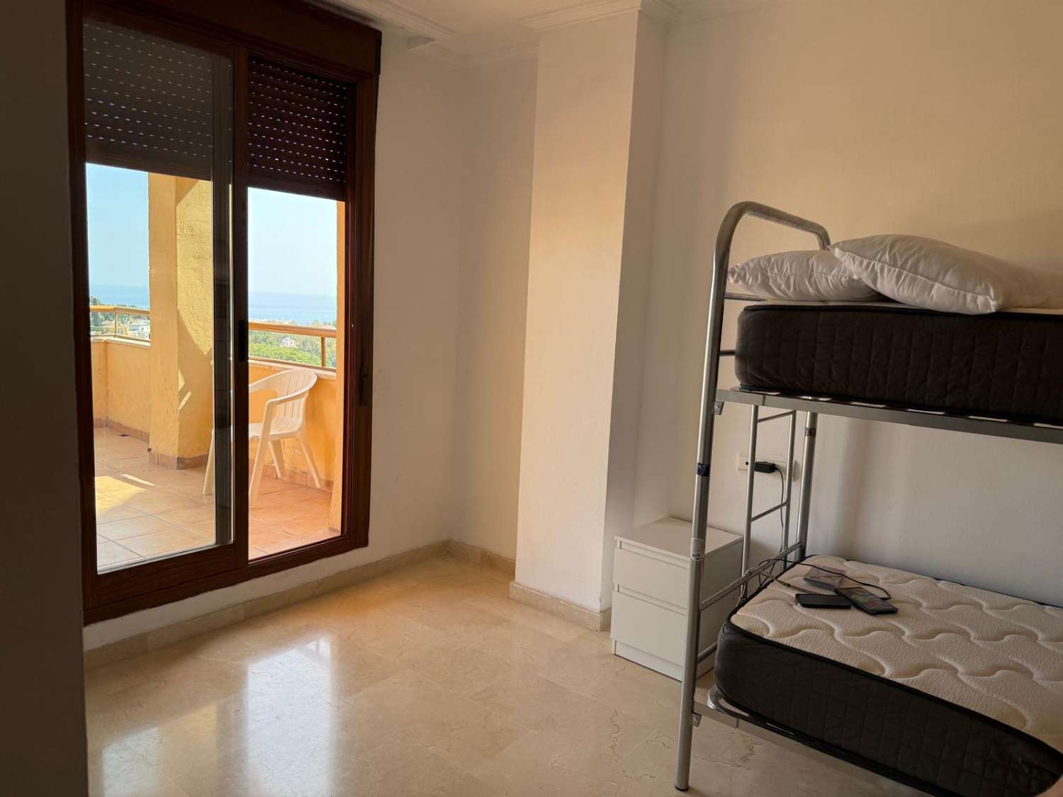 UPEA KAKSIKERROKSINEN KATTOHUONEISTO MERINÄKÖALOILTA VUOKRATTAVANA TORREQUEBRADASSA (BENALMADENA) HUONEKALUJEN KANSSA TAI ILMAN.