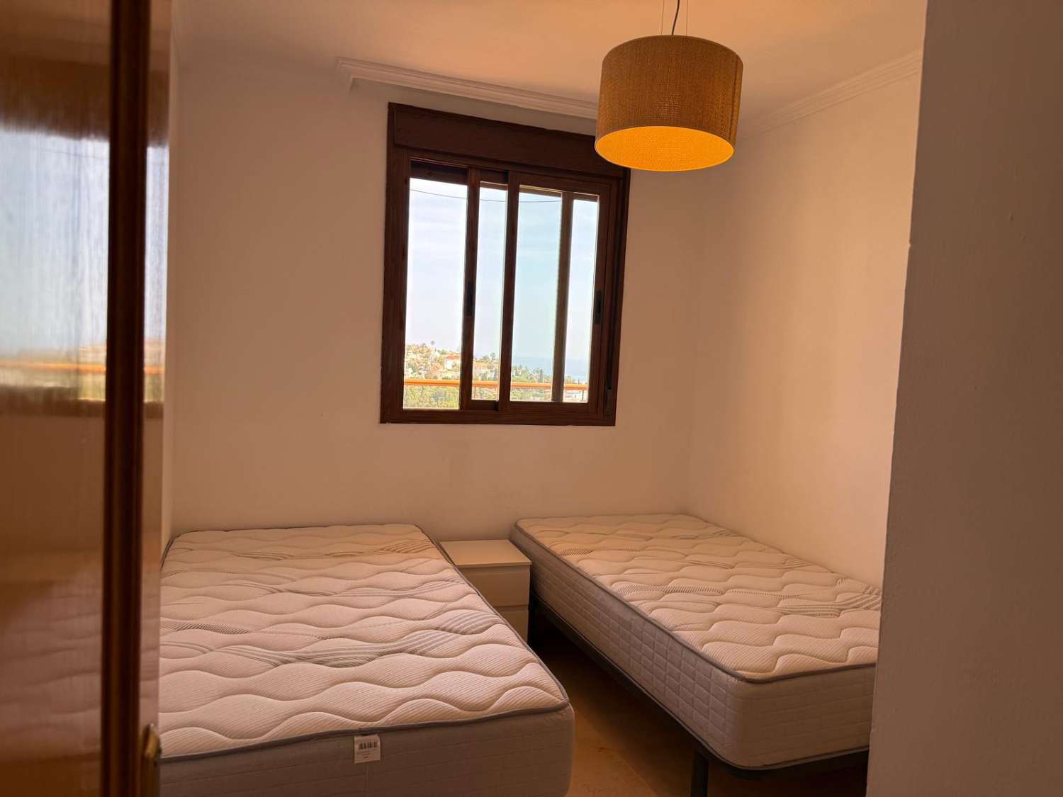 UPEA KAKSIKERROKSINEN KATTOHUONEISTO MERINÄKÖALOILTA VUOKRATTAVANA TORREQUEBRADASSA (BENALMADENA) HUONEKALUJEN KANSSA TAI ILMAN.