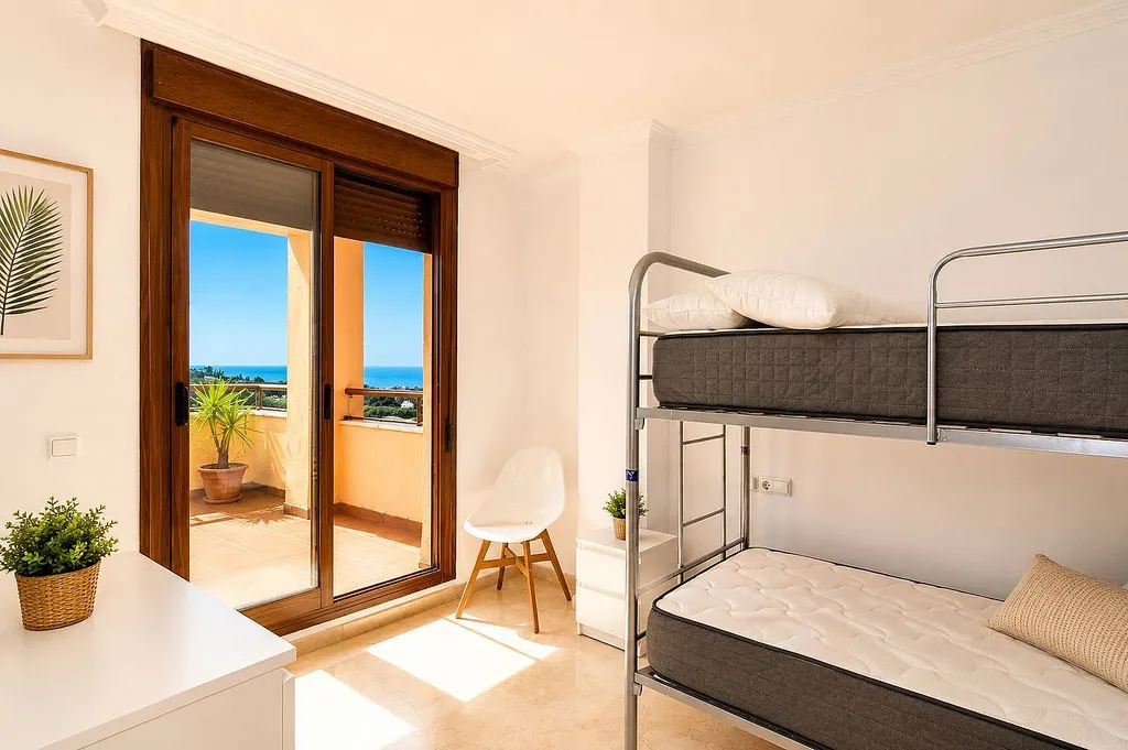 UPEA KAKSIKERROKSINEN KATTOHUONEISTO MERINÄKÖALOILTA VUOKRATTAVANA TORREQUEBRADASSA (BENALMADENA) HUONEKALUJEN KANSSA TAI ILMAN.