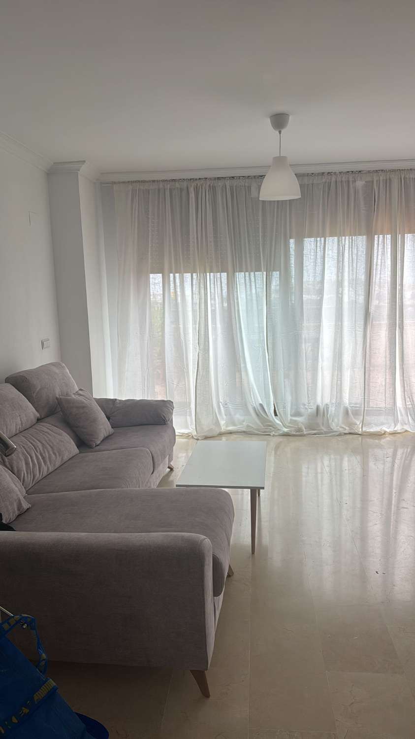 UPEA KAKSIKERROKSINEN KATTOHUONEISTO MERINÄKÖALOILTA VUOKRATTAVANA TORREQUEBRADASSA (BENALMADENA) HUONEKALUJEN KANSSA TAI ILMAN.
