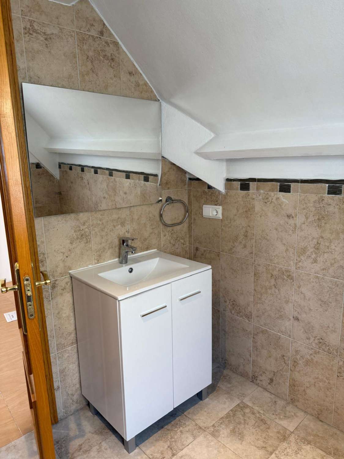 UPEA KAKSIKERROKSINEN KATTOHUONEISTO MERINÄKÖALOILTA VUOKRATTAVANA TORREQUEBRADASSA (BENALMADENA) HUONEKALUJEN KANSSA TAI ILMAN.