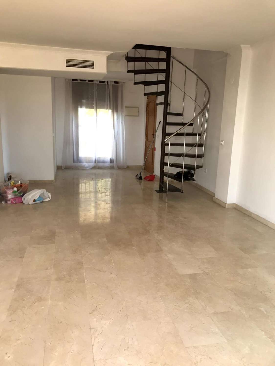 SE ALQUILA POR LARGA TEMPORADA DESDE1.5.26 MAGNIFICO ATICO DUPLEX CON VISTAS AL MAR EN TORREQUEBRADA (BENALMADENA) CON O  SIN MUEBLES