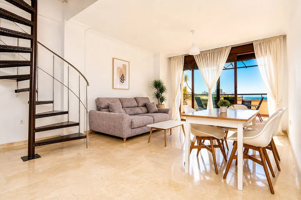 UPEA KAKSIKERROKSINEN KATTOHUONEISTO MERINÄKÖALOILTA VUOKRATTAVANA TORREQUEBRADASSA (BENALMADENA) HUONEKALUJEN KANSSA TAI ILMAN.