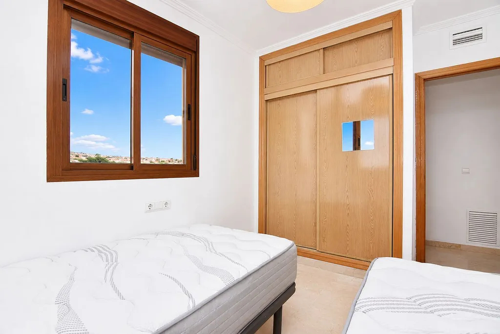 UPEA KAKSIKERROKSINEN KATTOHUONEISTO MERINÄKÖALOILTA VUOKRATTAVANA TORREQUEBRADASSA (BENALMADENA) HUONEKALUJEN KANSSA TAI ILMAN.