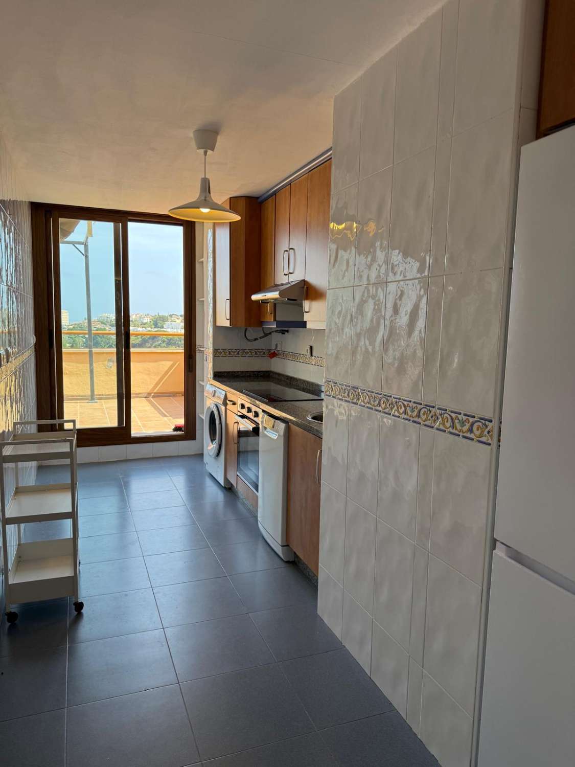 UPEA KAKSIKERROKSINEN KATTOHUONEISTO MERINÄKÖALOILTA VUOKRATTAVANA TORREQUEBRADASSA (BENALMADENA) HUONEKALUJEN KANSSA TAI ILMAN.