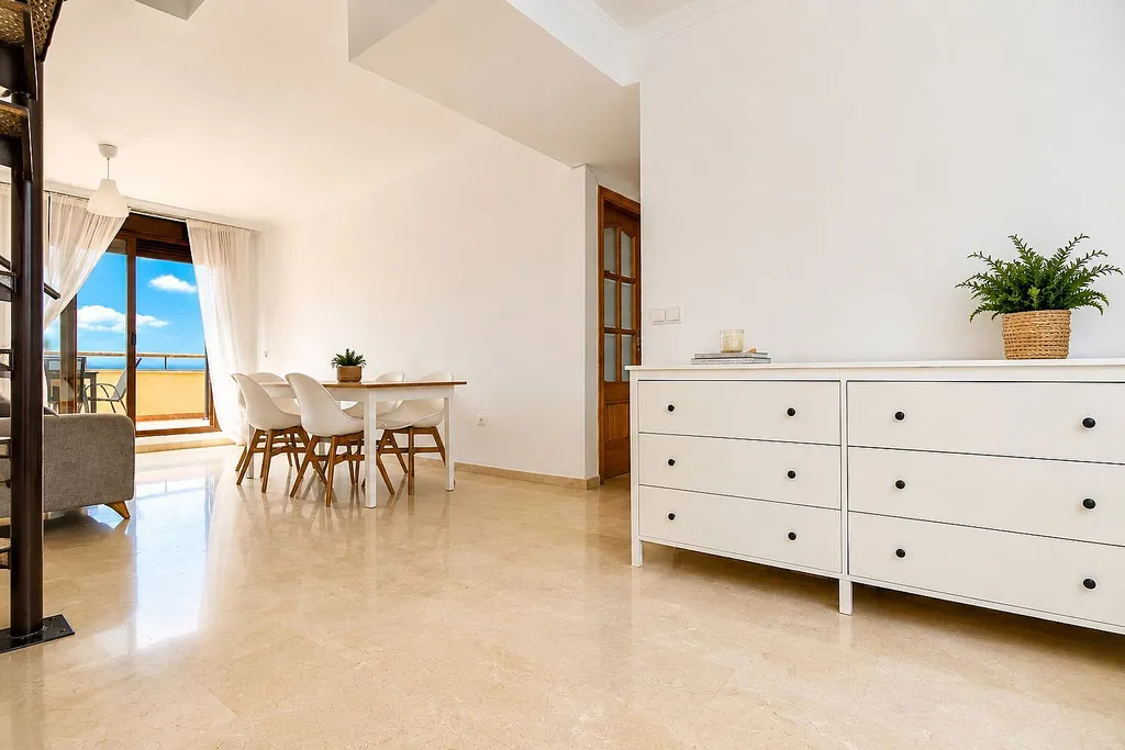 UPEA KAKSIKERROKSINEN KATTOHUONEISTO MERINÄKÖALOILTA VUOKRATTAVANA TORREQUEBRADASSA (BENALMADENA) HUONEKALUJEN KANSSA TAI ILMAN.