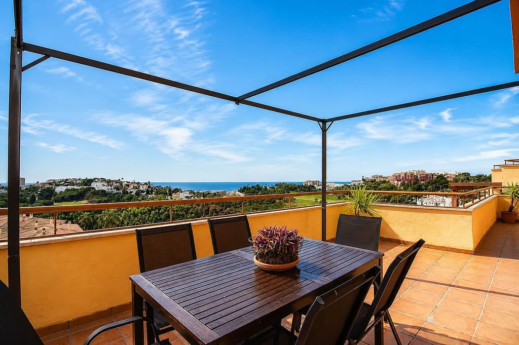 UPEA KAKSIKERROKSINEN KATTOHUONEISTO MERINÄKÖALOILTA VUOKRATTAVANA TORREQUEBRADASSA (BENALMADENA) HUONEKALUJEN KANSSA TAI ILMAN.