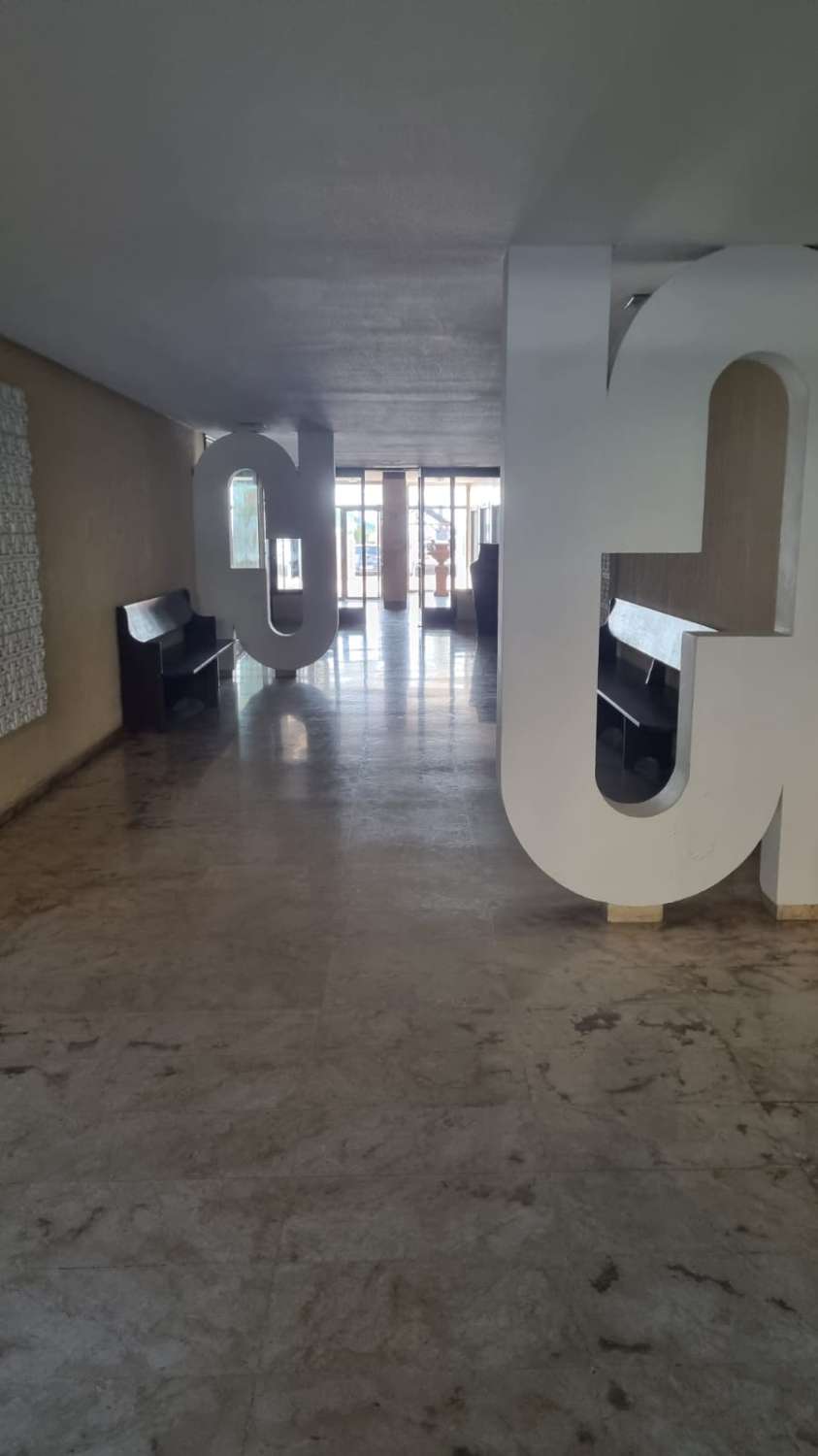 LEID FOR LANGSIKTIG fra 09.01.2026 PRAKTFULL LEILIGHET MED HAVUTSIKT PÅ FØRSTE LINJE AV STRANDEN I LOS BOLICHES